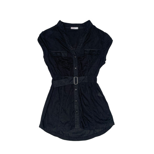 Blusa negra con cinto